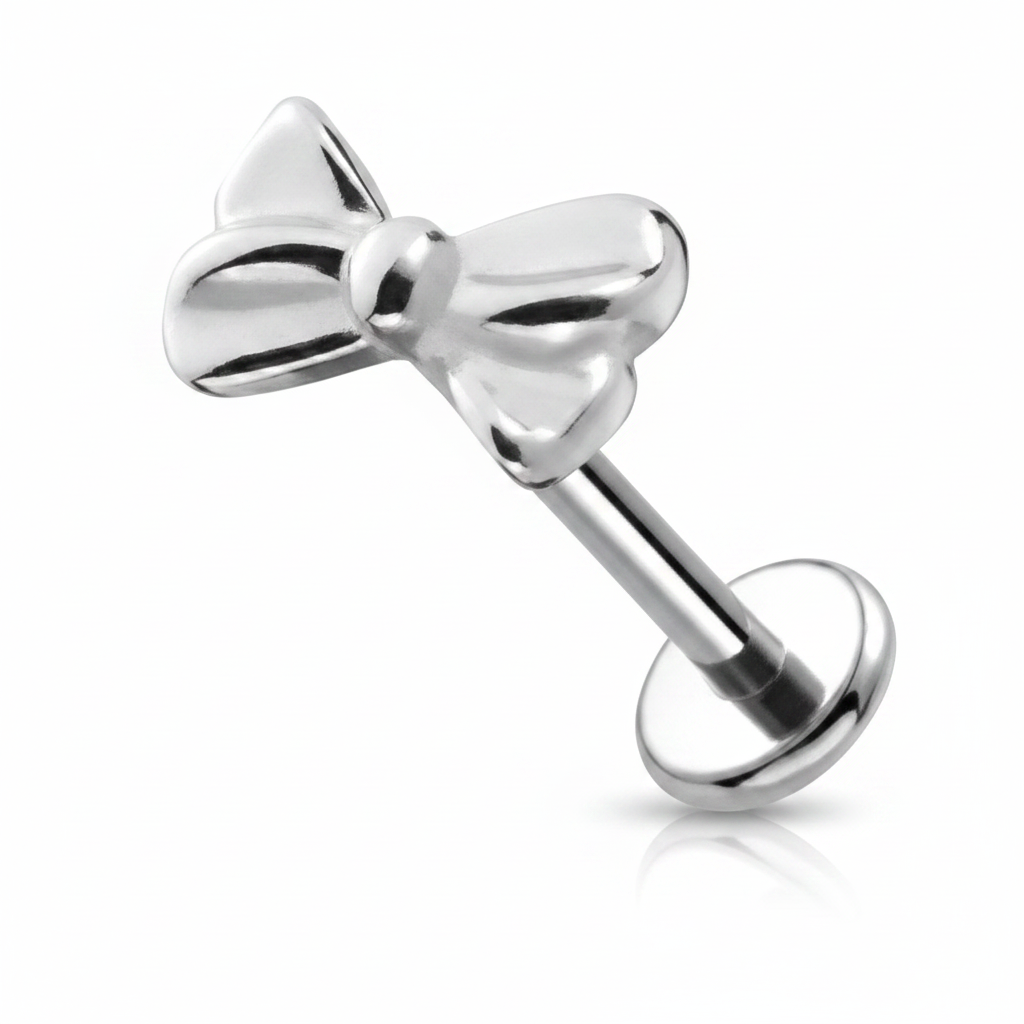 Piercing labret fiocco argento singolo su sfondo bianco