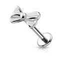 Piercing labret fiocco argento singolo su sfondo bianco