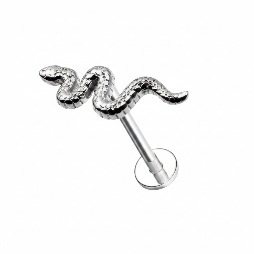 Piercing labret serpente argento su sfondo bianco