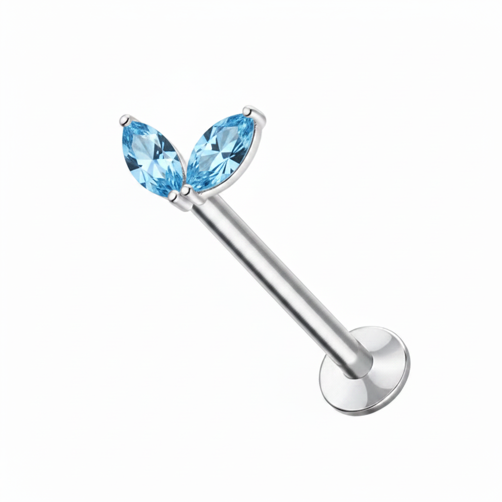Piercing labret 2 petali marquise azzurro sky blue su sfondo bianco