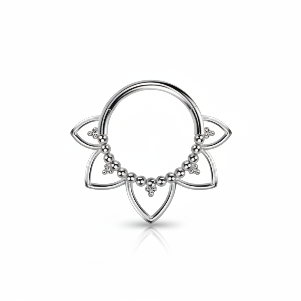 Anello septum fiore di loto in argento su sfondo bianco