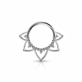 Anello septum fiore di loto in argento su sfondo bianco