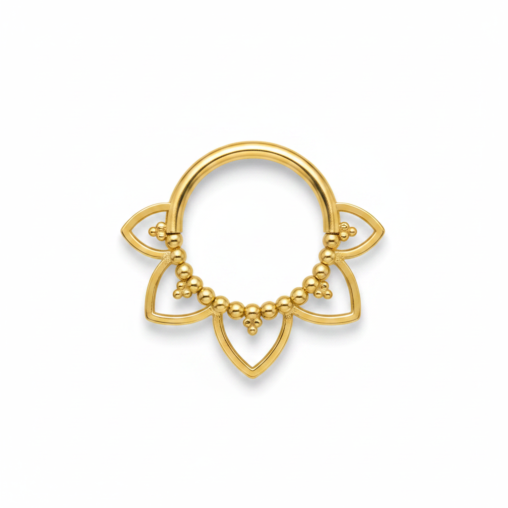 Anello septum fiore di loto in oro su sfondo bianco