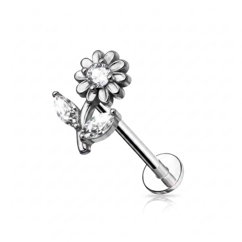 Piercing labret margherita argento su sfondo bianco